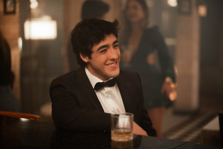 Enzo Rabelo mergulha no clima latino no lançamento de “Miragem”